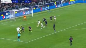 'Pedalada' de Cristiano Ronaldo deixou adversário para trás e Mandzukic só teve de encostar