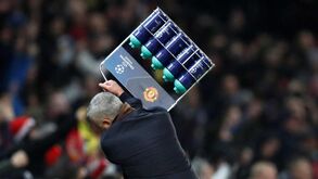 É já uma das celebrações mais 'loucas' de Mourinho: United marcou no fim e o treinador partiu (mesmo) tudo