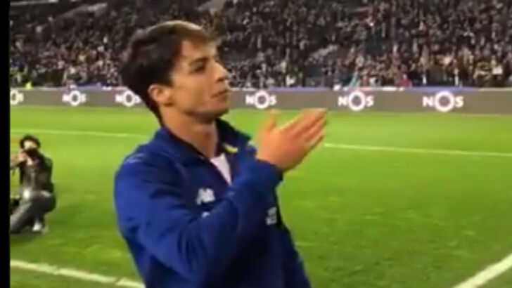 Adeptos do FC Porto cantam os parabéns a Óliver Torres