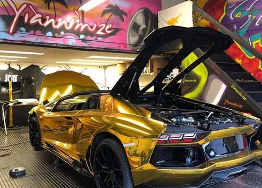 Aubameyang apareceu com Lamborghini holográfico: veja os carros