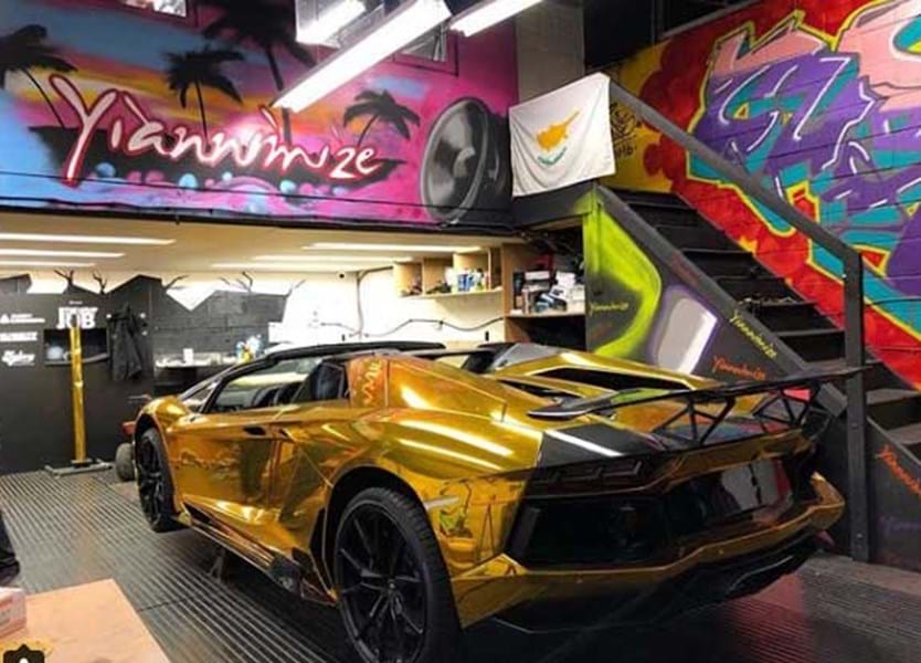 Aubameyang apareceu com Lamborghini holográfico: veja os carros