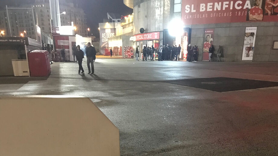 Tensão junto ao Estádio da Luz com adeptos do Benfica