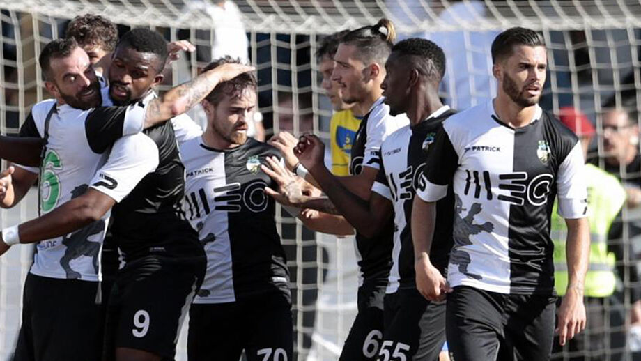 Farense-V. Guimarães B, 2-2: Igualdade em jogo com três golos de penálti