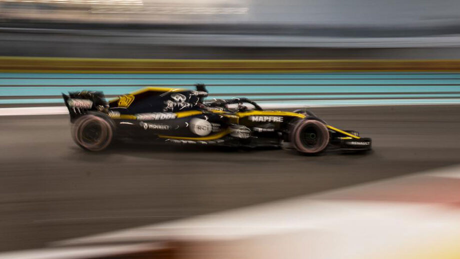 Piloto da Renault acabou por sair pelo seu próprio pé