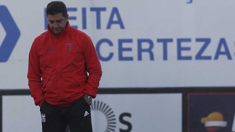 Treinador do Benfica sorridente em dia de todas as decisões para o seu futuro