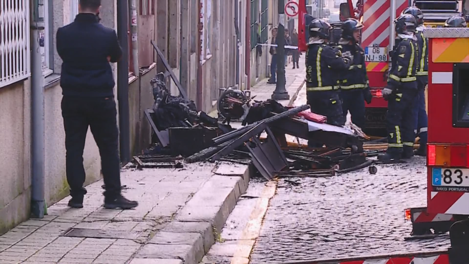 Incêndio em prédio faz um morto na baixa do Porto