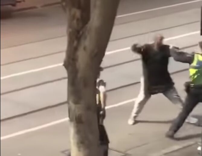 Homem que esfaqueou pessoas na Austrália ataca polícias