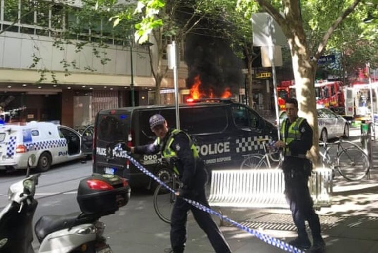  Homem que esfaqueou pessoas na Austrália ataca polícias