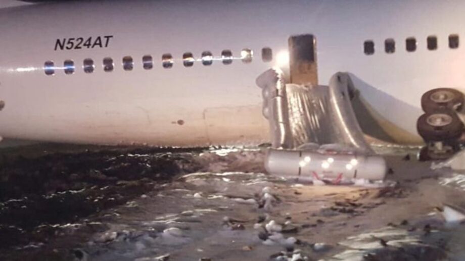 Avião da Fly Jamaica despenha em aeroporto da Guiana