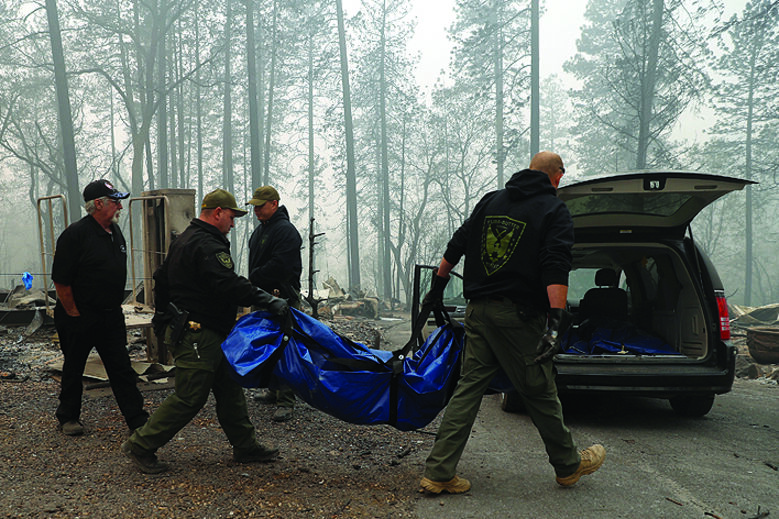 Muitos dos mortos foram encontrados em carros calcinados 