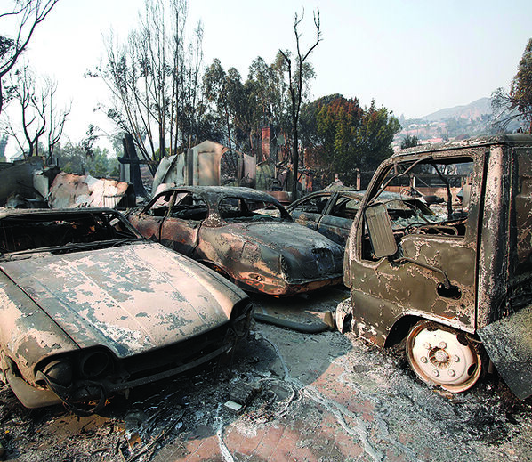 Centenas de carros foram destruídos pelas chamas