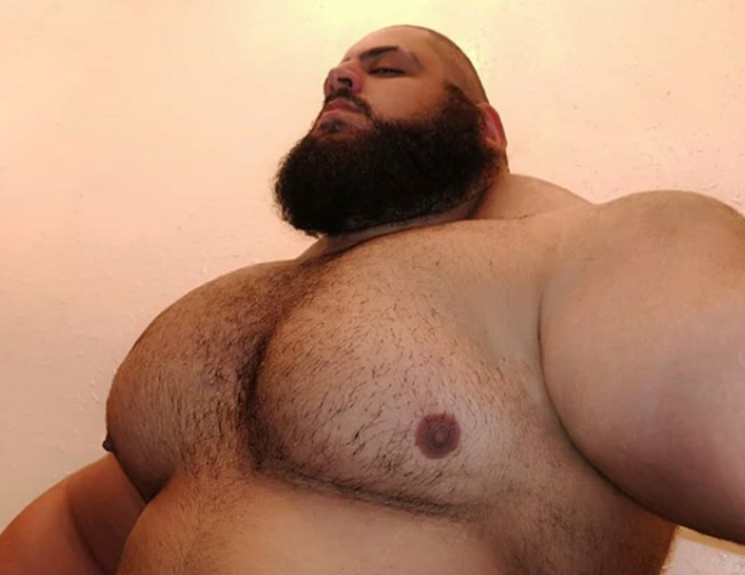 'Hulk Iraniano' surpreende a Internet com o seu enorme físico