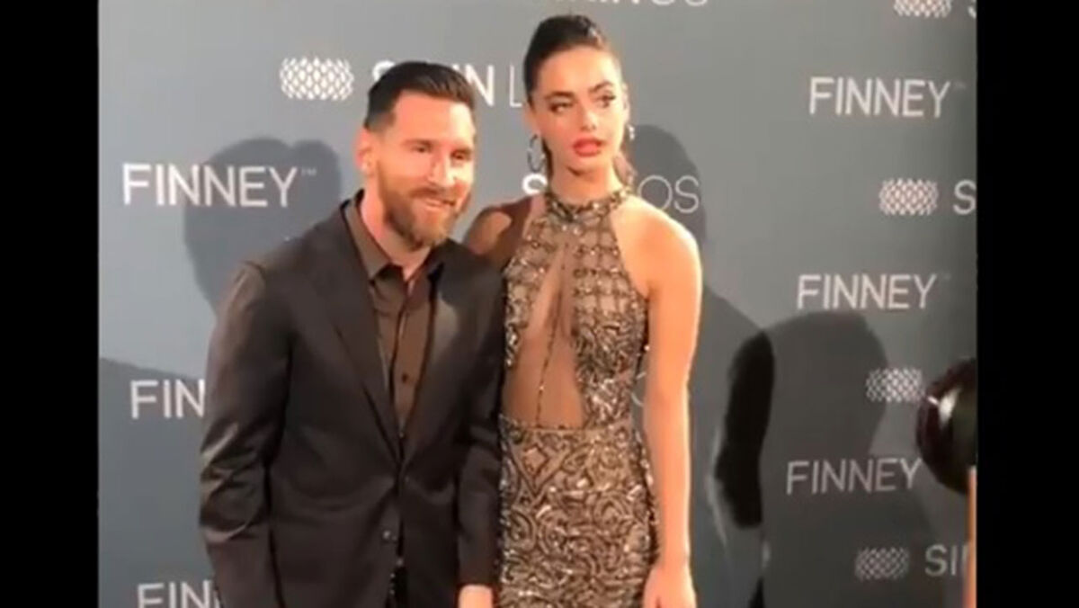 Messi tirando foto com outras mulheres