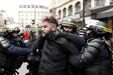 Polícia detém mais de 300 pessoas em manifestação dos coletes amarelos em Paris