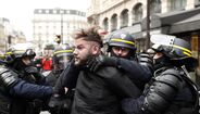 Polícia detém mais de 300 pessoas em manifestação dos coletes amarelos em Paris