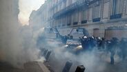 Polícia detém mais de 300 pessoas em manifestação dos coletes amarelos em Paris