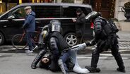 Polícia detém mais de 300 pessoas em manifestação dos coletes amarelos em Paris