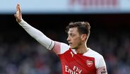 Özil, de Arsenal para Inter Milão. O médio germânico não é titular, perdeu protagonismo nos gunners e procura novo salto na carreira.