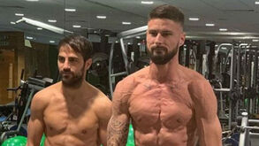 Fàbregas compara físico ao de Giroud e as reações são hilariantes