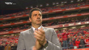 Rui Vitória aplaudiu os jogadores do Benfica na entrada em campo