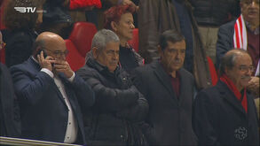 Luís Filipe Vieira e José Eduardo Moniz lado a lado na tribuna