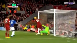 Guarda-redes do Everton 'ofereceu' ao Liverpool um golo inacreditável nos descontos