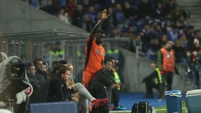 Adeptos, jogadores e até banco do FC Porto aplaudem um emocionado Jackson na substituição