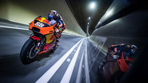 Miguel Oliveira inaugura túnel na Áustria