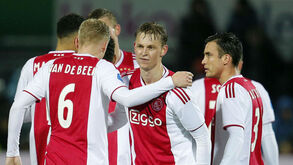 De Jong nega acordo: «Acordei com a minha namorada a falar da oferta de 75 milhões do PSG»