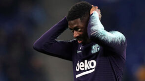Dembélé continua a 'esticar a corda': francês chegou atrasado ao treino do Barcelona