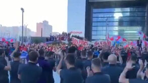 Jogadores do River Plate saem do hotel em Madrid e aplaudem adeptos