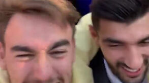 André Horta e Ricardo Esgaio no meio dos 'hinchas' do Boca Juniors