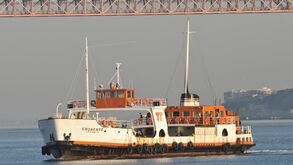 Passageiros invadem barco no Seixal após atingir limite de ocupação e cortam circulação