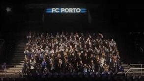 Plantel do FC Porto recebeu esta dupla surpresa numa festa de Natal