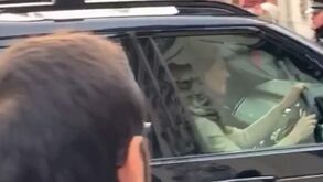 Kate Middleton chega ao Palácio de Buckingham ao volante de um Land Rover Discovery