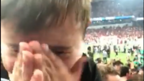 Imagens que emocionam: menino comemora vitória do Atlético Paranaense e chora