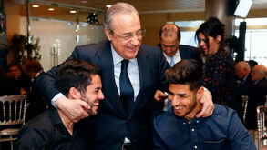 Florentino Pérez distribui sorrisos e 'pancadinhas' nas costas no almoço de Natal do Real Madrid