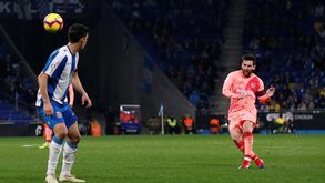 Como Messi foi mudando a forma de marcar os livres diretos