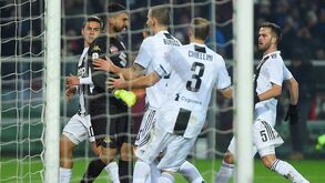 Cristiano Ronaldo resolveu o Torino-Juventus e após marcar deu 'encosto' no guarda-redes