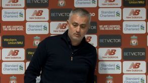 Perguntaram a Mourinho se devia ter começado o jogo com Pogba e a resposta foi... à Mourinho