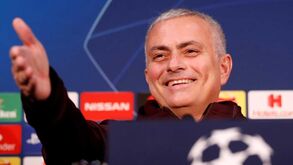 Pizza Hut diz que já recebeu currículo de Mourinho e pede referências... ao Manchester United 