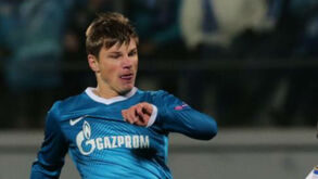 Arshavin sai duplamente acompanhado de clube de strip e 'rapta' cavalo