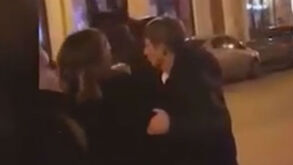 Arshavin embriagado à saída de bar de strip na Rússia