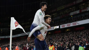 Tottenham vence em casa do Arsenal e ruma às 'meias' da Taça da Liga