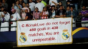 Real Madrid jogou em Abu Dhabi e nas bancadas houve mensagens para... Cristiano Ronaldo