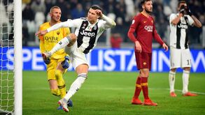 Cristiano Ronaldo pontapeou o poste e foi consolado por um colega