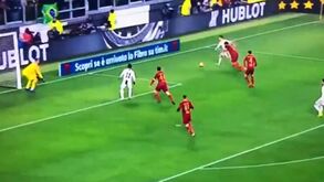 Cristiano Ronaldo 'serpenteou' pelo defesa e assistiu Douglas Costa mas o VAR anulou o golo