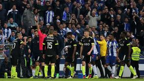 Dragão de emoções fortes para Coentrão: da 'perseguição' dos adeptos ao 'sururu' final