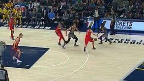 Um lance digno da liga dos últimos em pleno jogo da NBA