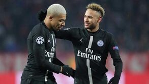 Paris SG pode ver-se obrigado a vender Neymar ou Mbappé